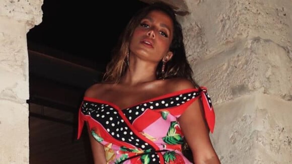Frutas, poá e folhagem: o look grifado de Anitta para show na Itália