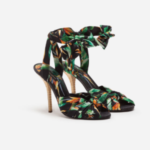 Anitta escolheu sandália Dolce & Gabbana de R$ 4,7 mil para compor o look