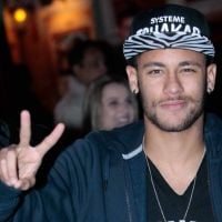 Neymar recebe 'diário' curioso de fã e aconselha: 'Mamão e ameixa'. Entenda!