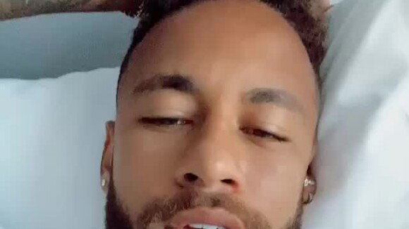 Vídeo: Neymar recebe 'diário' de momento íntimo de fã e dá conselho