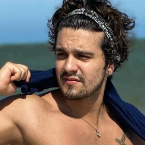 Luan Santana exibe corpo sequinho em foto sem camisa na praia