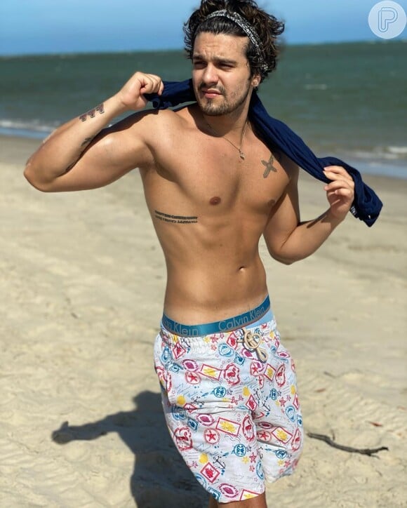 Luan Santana exibe corpo sequinho em foto sem camisa na praia