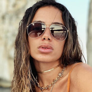 Anitta rebola de biquíni fio-dental em passeio de barco na Itália, em 15 de agosto de 2020