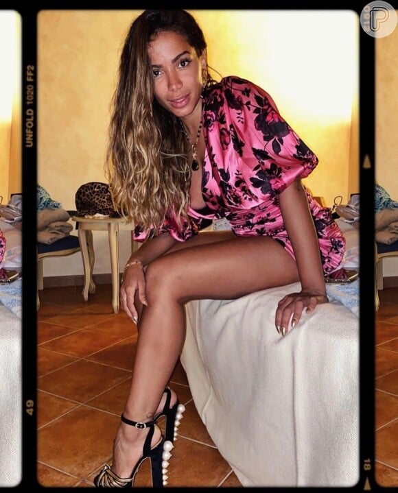 Anitta usa sandália de R$ 10 mil de grife na Itália