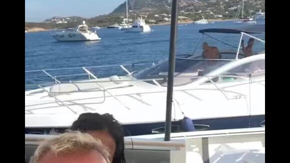 Anitta rebola de biquíni fio-dental em passeio de barco na Itália