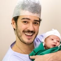 Marcos Veras faz foto com o filho de 1 semana nos braços: 'Primeiro rolê'
