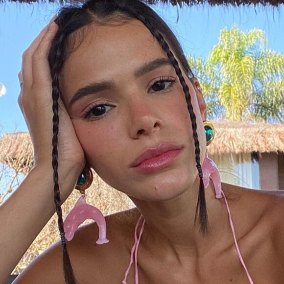 Bruna Marquezine combina produção pink para curtir praia
