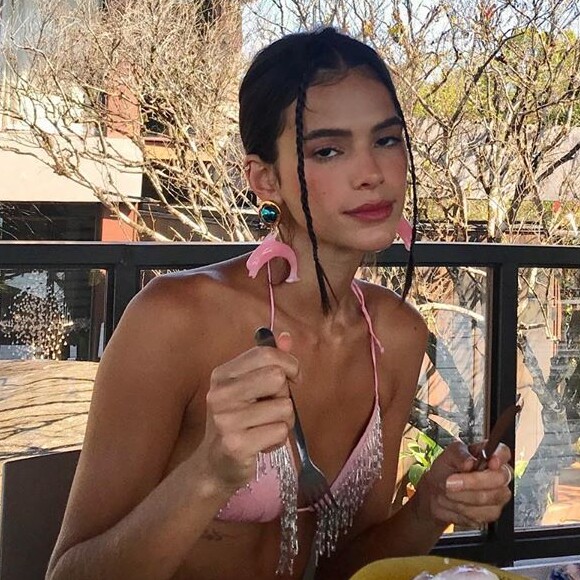 Bruna Marquezine combina moda praia com par de brincos de golfinho