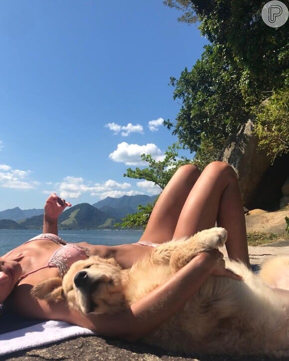 Bruna Marquezine faz foto fofa com a pet Amora
