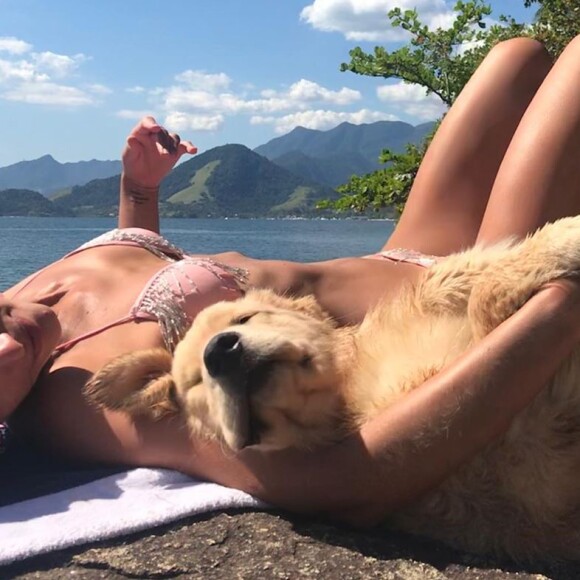 Bruna Marquezine faz foto fofa com a pet Amora