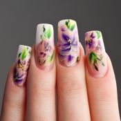 Decorar a unha com dinheiro ou flor de verdade? Conheça a trend ousada!