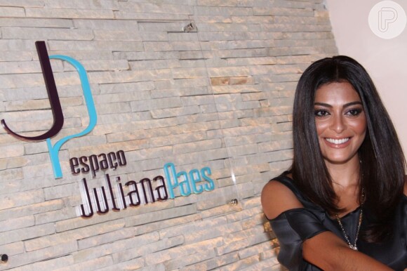 A atriz Juliana Paes compartilha com a família o salão de beleza Espaço Vip, em Niterói, no Rio