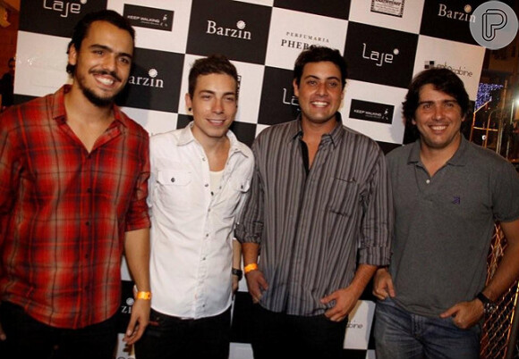 Os amigos Di Ferrero, Bruno De Luca, Túlio Dek e Cacá Bueno inauguraram o badalado bar Barzin, em Ipanema, no Rio, em dezembro de 2011