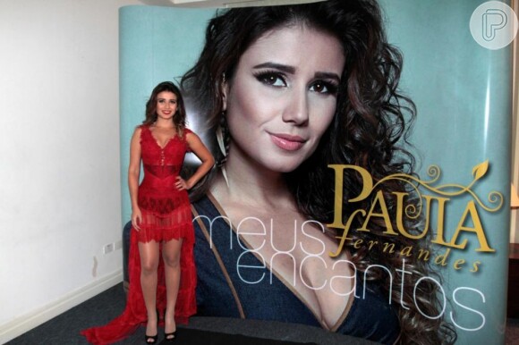 Paula Fernandes junto à foto de divulgação do cd "Meus encantos". Por decisão liminar na justiça, poderá, de modo independente à produtora Talismã, marcar os seus shows e participar de campanhas publicitárias.