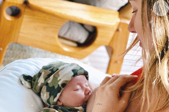Giovanna Ewbank faz foto com filho de 1 mês na amamentação