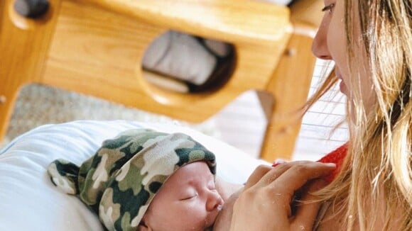 Giovanna Ewbank mostra rosto do 3º filho em foto na amamentação e agita web