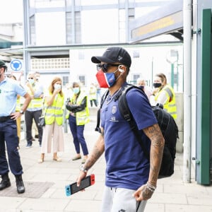 Neymar chegou no Estádio da Luz, em Portugal, ouvindo 'Só Love', de Claudinho de Buchecha