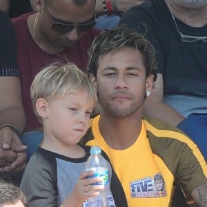 Neymar reencontra o filho, Davi Lucca, após jogo