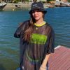 Mel Maia combina biquíni neon com camisão com transparência