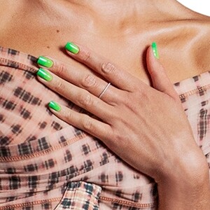 Bruna Marquezine chamou atenção com unhas na cor verde vibrante