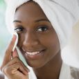 O tônico facial traz vitalidade à pele do rosto e deve ser aplicado com algodão