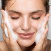 Lavar o rosto com um sabonete para o seu tipo de pele é um ponto importante para quem deseja iniciar uma rotina de skincare com produtos específicos