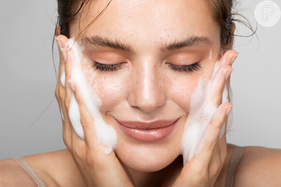 Lavar o rosto com um sabonete para o seu tipo de pele é um ponto importante para quem deseja iniciar uma rotina de skincare com produtos específicos
