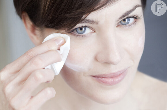 Higienizar e hidratar a pele é o passo fundamental para quem deseja aderir a uma rotina diária de beleza