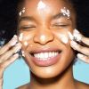Cuidados da pele sem mistério: filtro solar, sabonete específico e mais itens essenciais de skincare