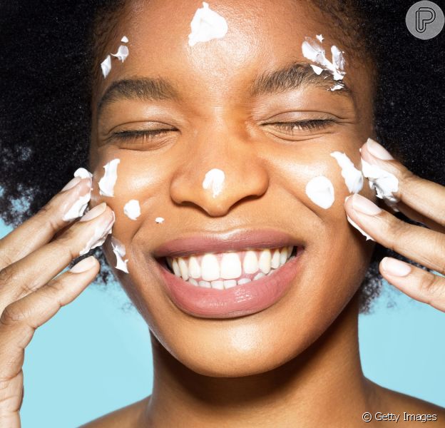 Cuidados da pele sem mistério: filtro solar, sabonete específico e mais itens essenciais de skincare