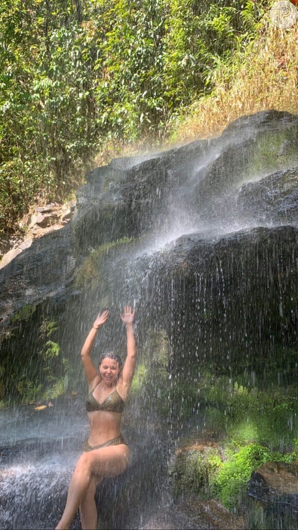 Maraisa posa de biquíni em cachoeira