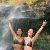 Maraisa posa com a cunhada, Milena, em cachoeira