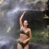Maraisa usa biquíni em dia de cachoeira com a família
