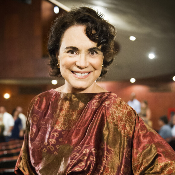 Regina Duarte relata acidente: 'Pisei em falso nela, aterrissei de boca no chão, queixo, nariz e dente'
