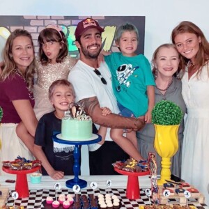 Luana Piovani recebeu Pedro Scooby e Cintia Dicker em sua casa para o aniversário de seus filhos gêmeos