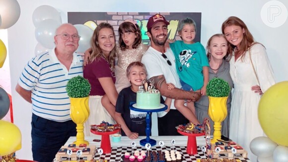 Luana Piovani recebeu Pedro Scooby e Cintia Dicker em sua casa para o aniversário de seus filhos gêmeos
