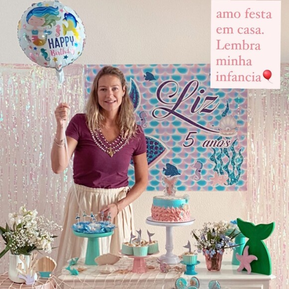 Luana Piovani posou na mesa do bolo de Liz, com o tema sereia