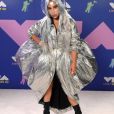 Lady Gaga usa jaqueta prateada bufante da marca Area