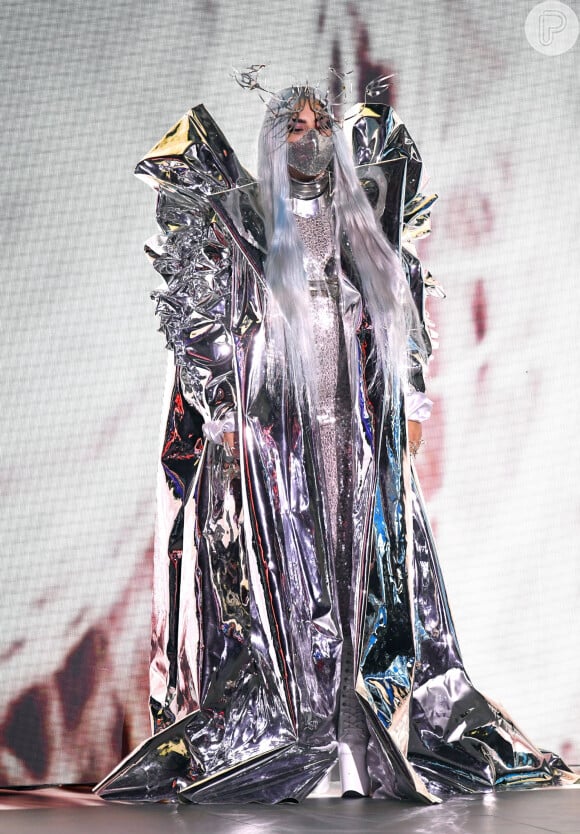 Lady Gaga usa jaqueta da Candace Cuoco e catsuit da Valentino 