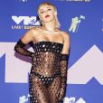 Miley Cyrus usa vestido com pedras e transparência da marca Mugler