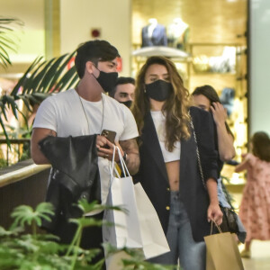 Rafa Kalimann e Daniel Caon foram fotografados juntos em shopping