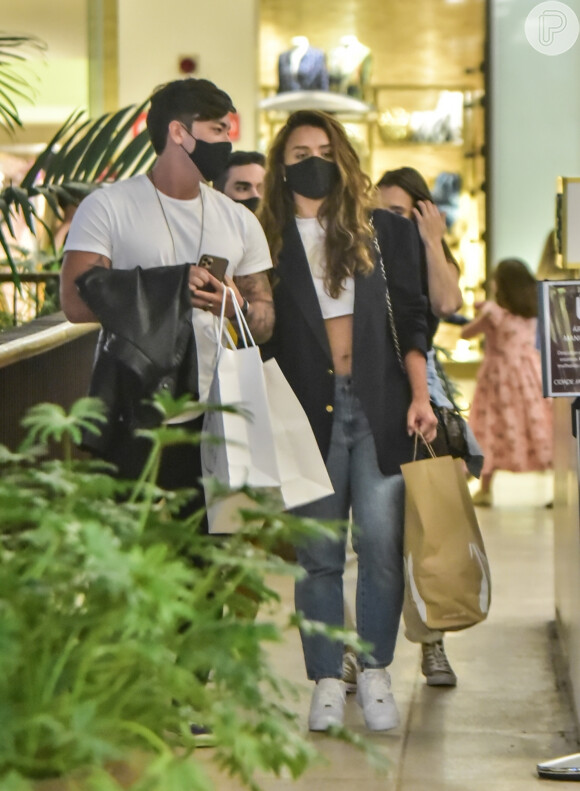 Rafa Kalimann e Daniel Caon foram fotografados juntos em shopping