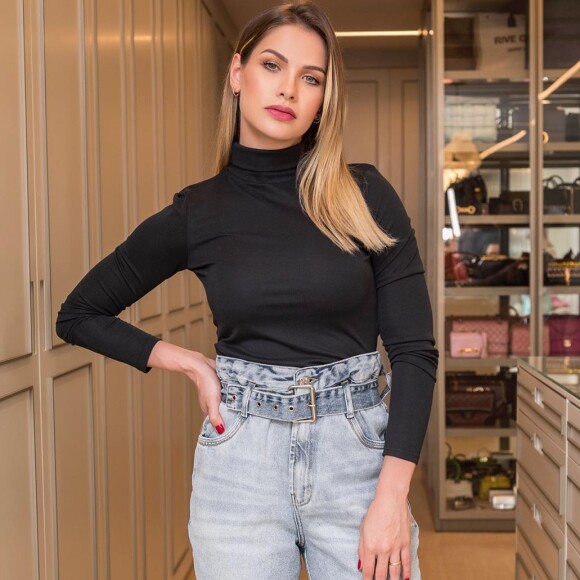 Andressa Suita também usou calça jeans com modelagem clochard