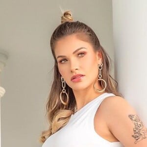 Andressa Suita é fã de um truque fashion: dobrar a barra da calça