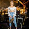 Andressa Suita combina mom jeans com top cropped de babados