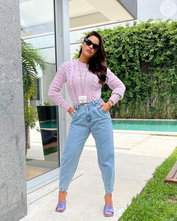 Andressa Suita usa calça mom jeans com tricô