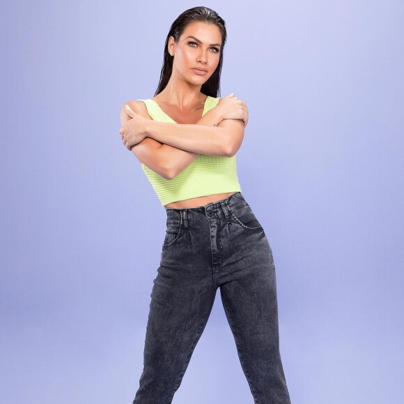 Look jeans de Andressa Suita com calça de lavagem escura e cropped neon