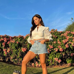 Short jeans e camisa com mangas bufantes: Andressa Suita inspira com looks