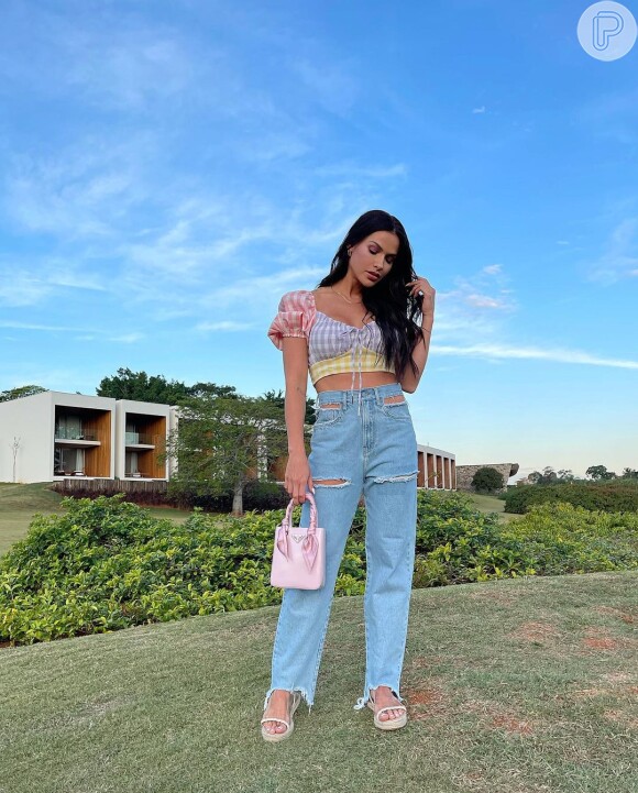 Calça jeans e top xadrez: look de Andressa Suita é elegante e casual