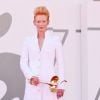 Tilda Swinton aposta em look all white da Chanel Haute Couture